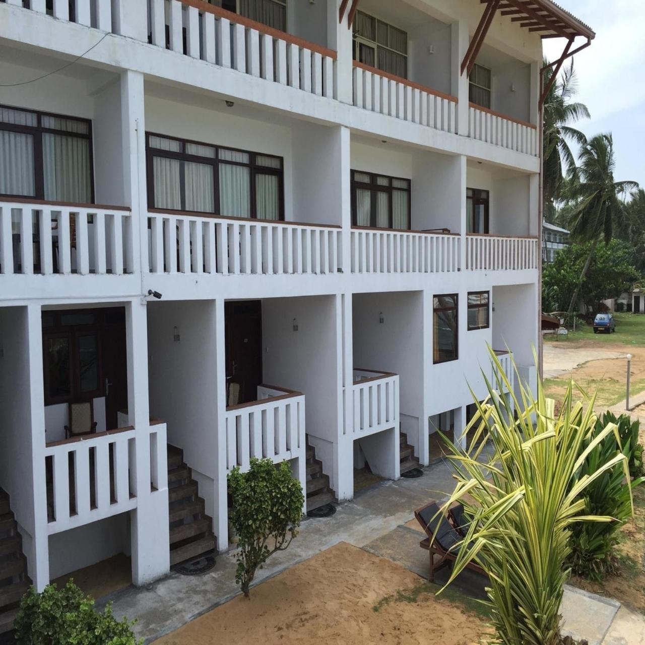 Miltons Beach Resort Unawatuna Ngoại thất bức ảnh